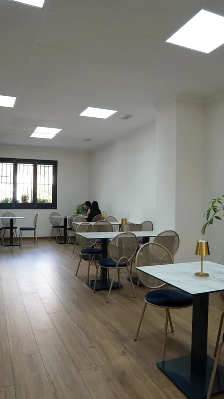 Comedor del restaurante con mesas de mármol y sillas azules
