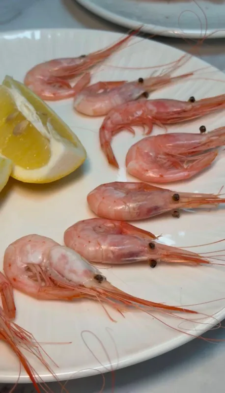 Quisquillas de Santa Pola con limón en un plato blanco